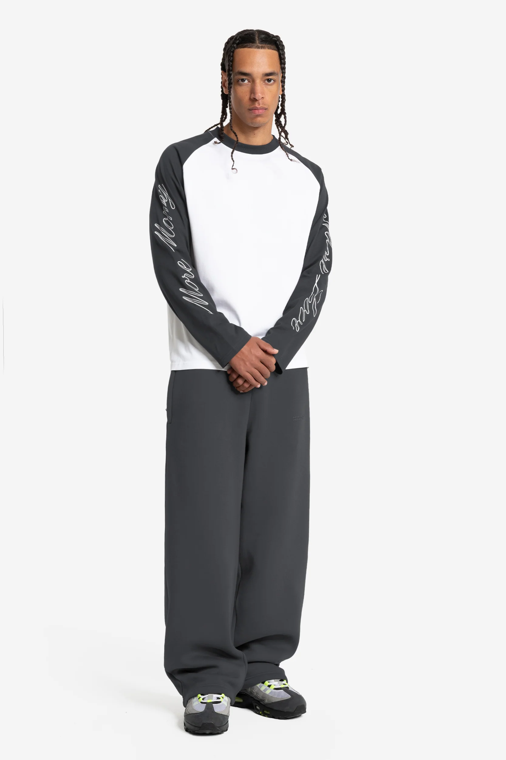 SCRIPT RAGLAN LONGSLEEVE DARK GREY - Image 4